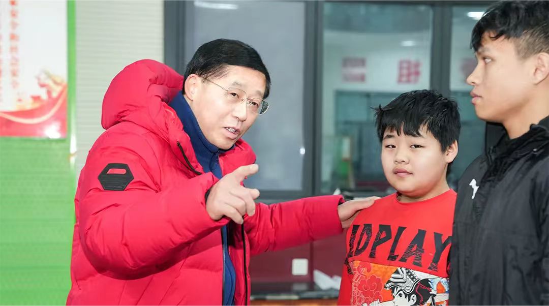 撼了众人